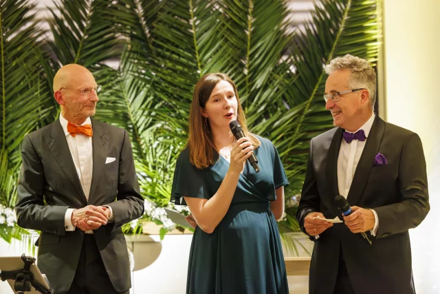 Vanessa Poethen auf der Bühne mit Vorstand Wolfgang Reissenberger und Gründer Sebastian Kutscha