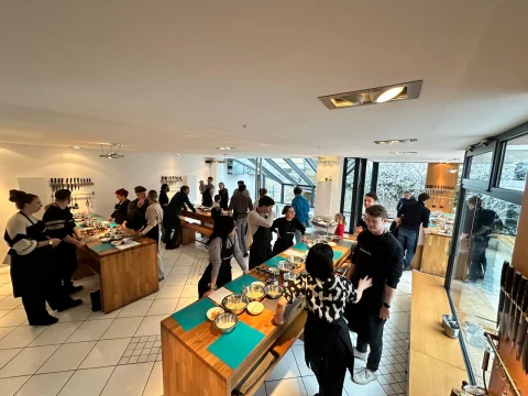 Gruppe beim Plätzchen backen