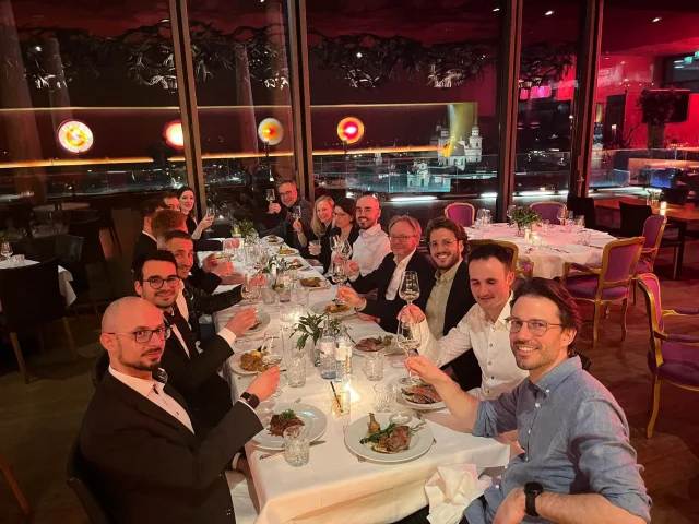 Mitarbeitende der Xenium Austria GmbH am Tisch im Restaurant