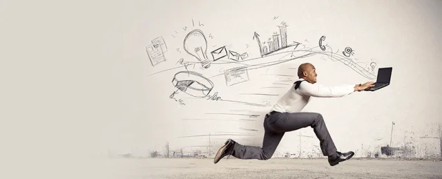 Ein Mann läuft seinem Laptop hinterher