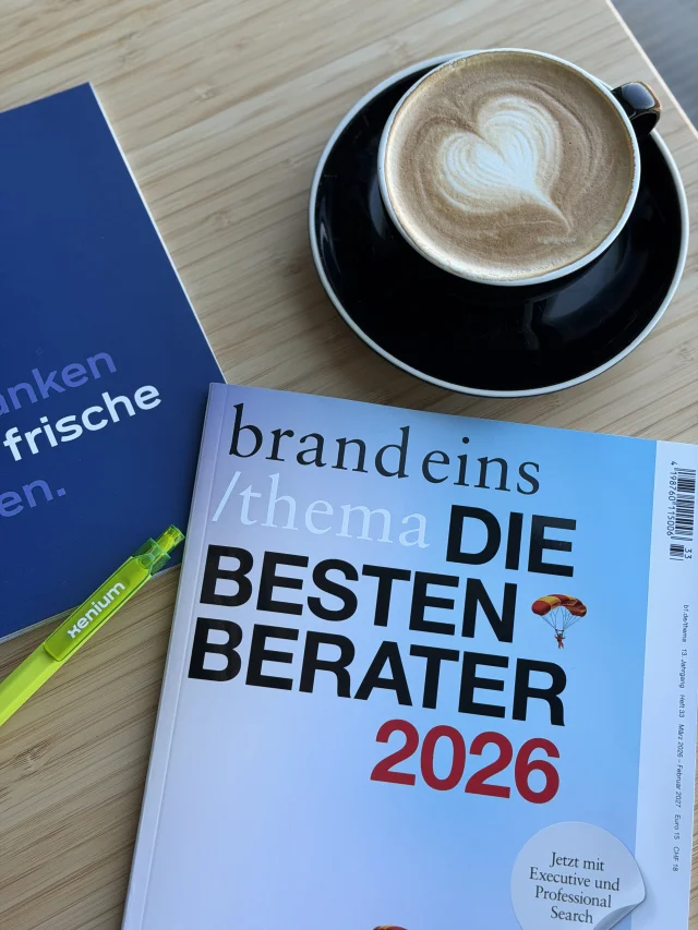 Brand eins Magazin auf einem Tisch mit Kaffeetasse