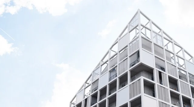 Hausarchitektur mit Himmel