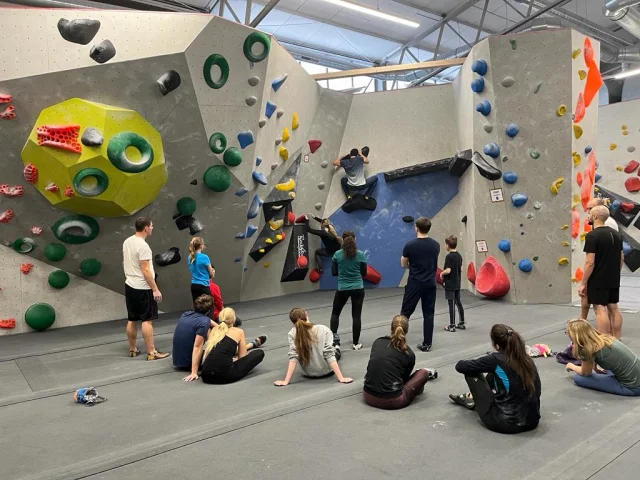 Gruppe in Boulderhalle