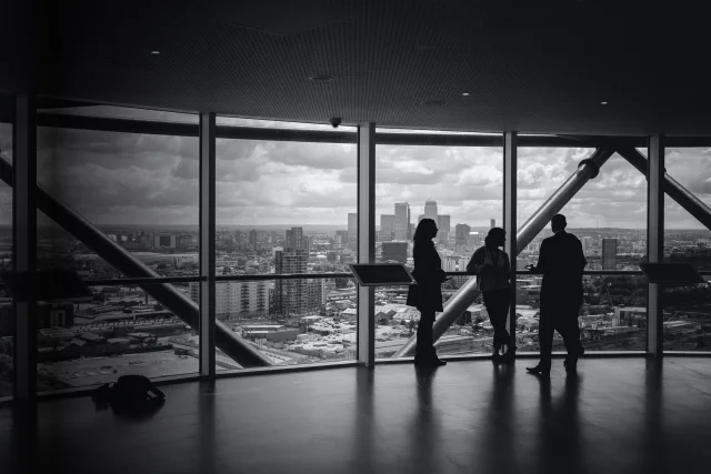 Silhouetten vor Fenster vor Skyline