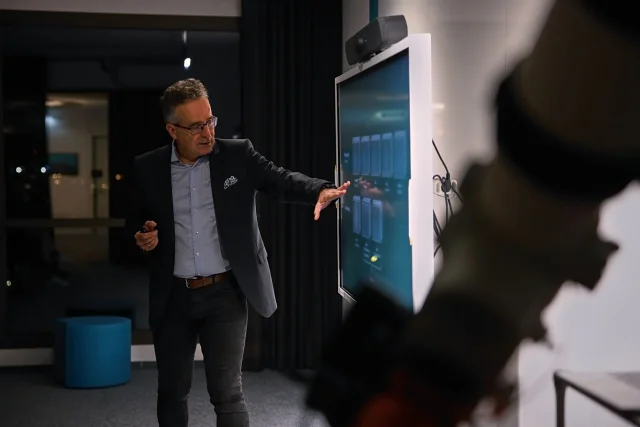 Person präsentierend vor Fernseher