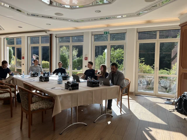 Gruppendiskussion an Tisch