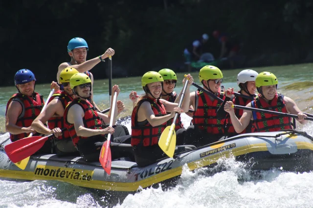 Gruppe in Wildwasser Raft