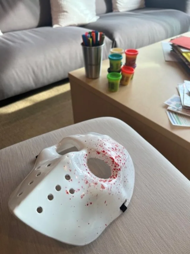 Blutbespritzte Eishockey-Maske