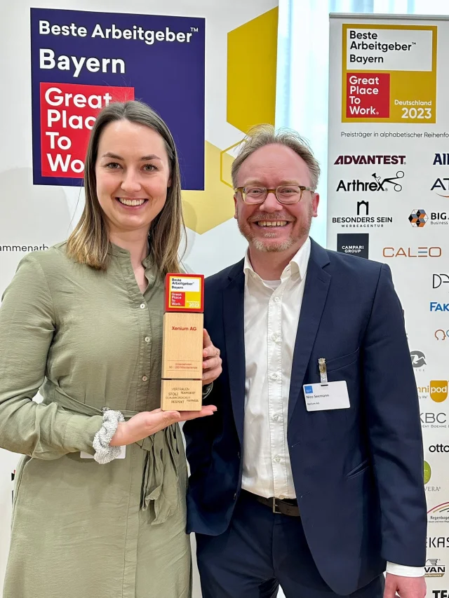Lena Barczak und Nico Seemann mit dem Award