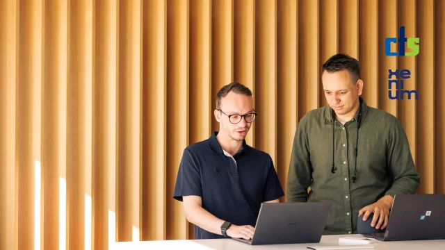 Zwei Männer arbeiten gemeinsam am Laptop