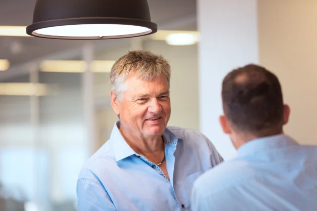 Zwei Männer unterhalten sich