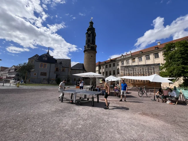 Tischtennisspielen vor historischem Gebäude