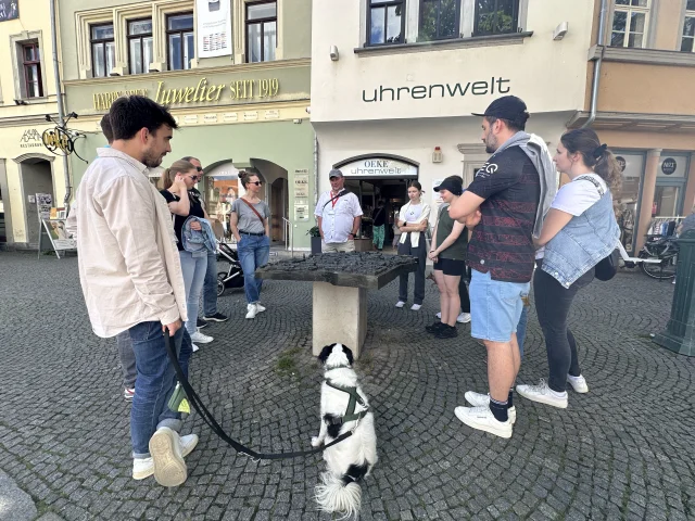 Gruppe um historisches Stadtplanrelief