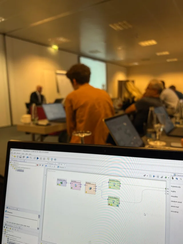 Laptop-Bildschirm mit Data Analytics-Oberfläche