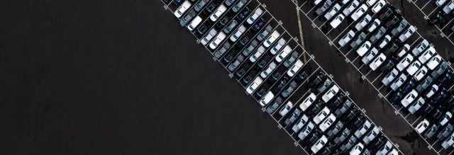 Ein Parkplatz aus der Vogelperspektive