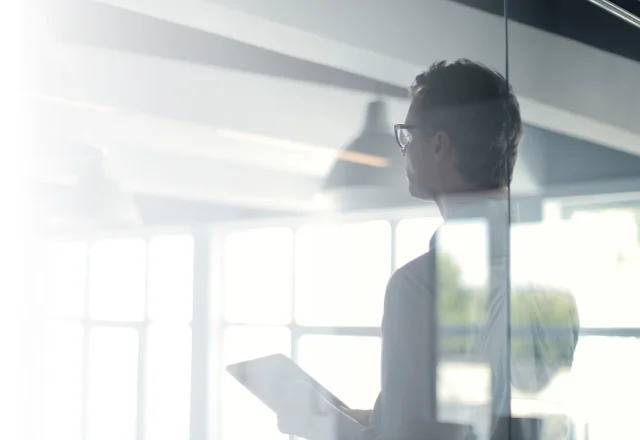 Mann hinter Glasscheibe