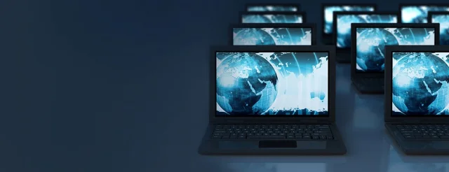 Viele Laptops stehen in Reihen