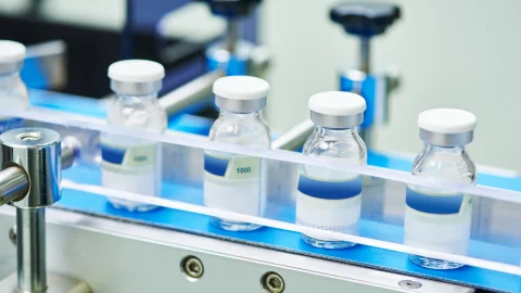 Medizin-Fläschchen auf einem Band in der Produktionsstätte