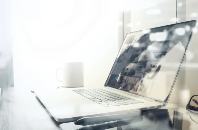 Laptop auf einem Schreibtisch