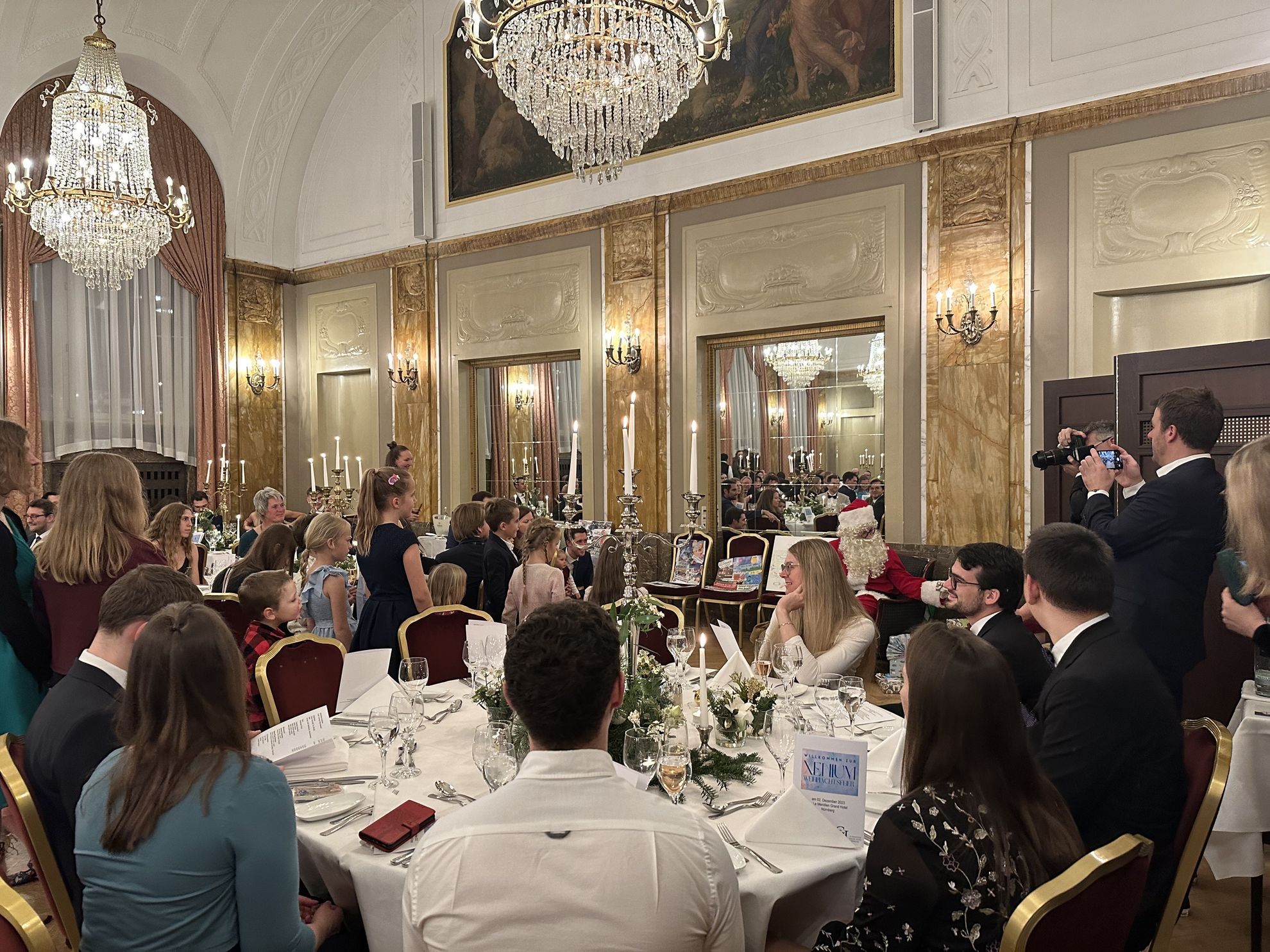 Gesellschaft in prunkvollem Saal