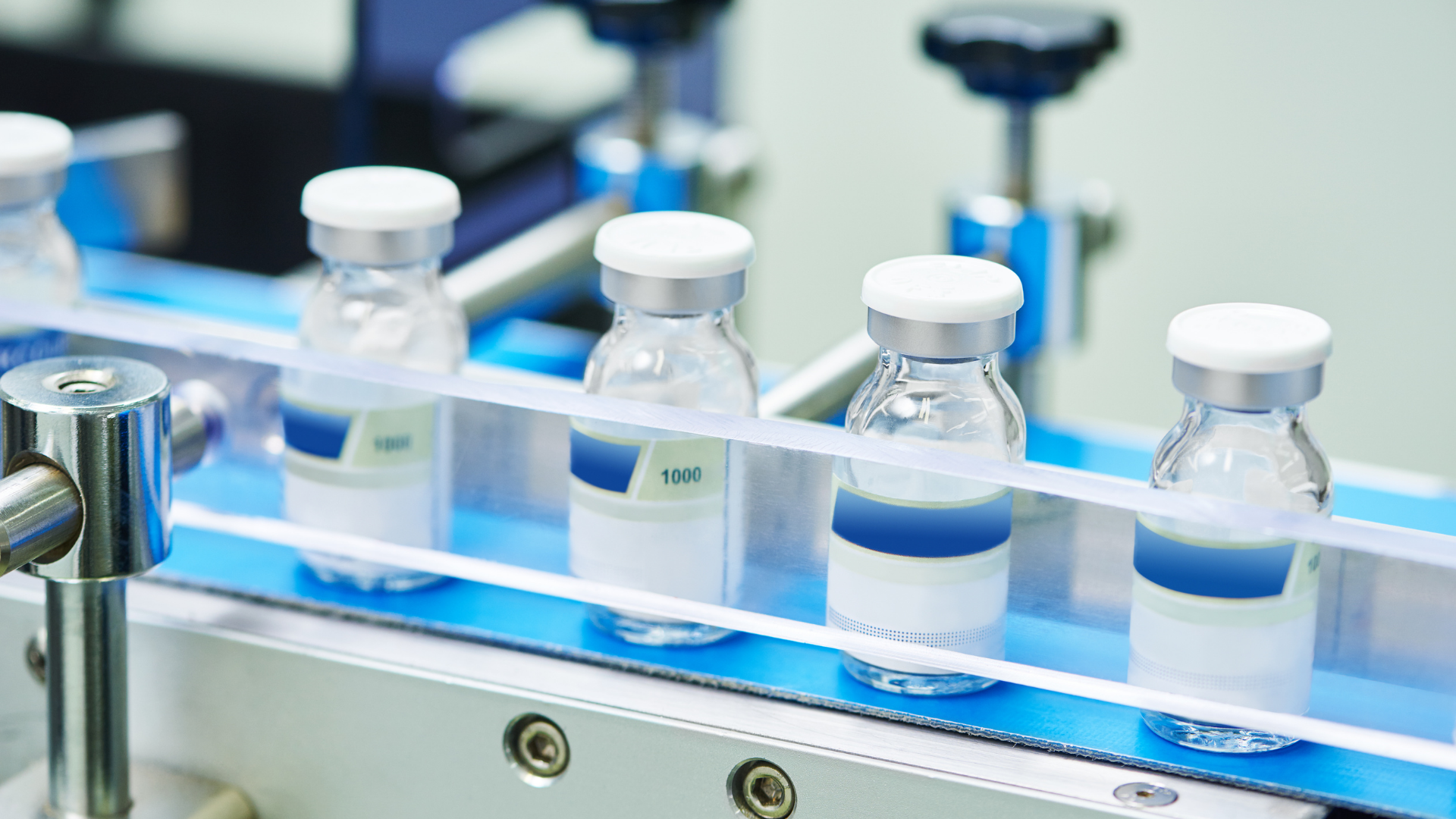 Medizin-Fläschchen auf einem Band in der Produktionsstätte
